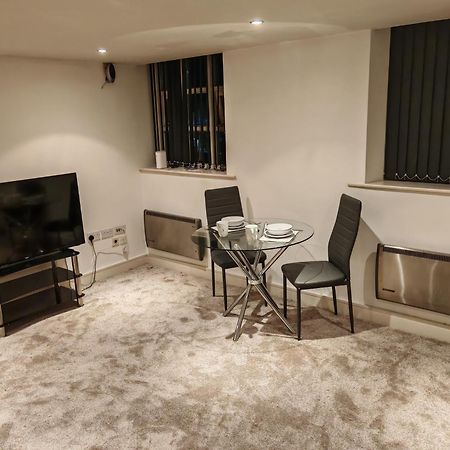Lovely 1 Bedroom Apartment With Free Parking & Gym Kirkburton Exterior foto