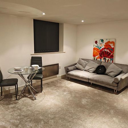 Lovely 1 Bedroom Apartment With Free Parking & Gym Kirkburton Exterior foto