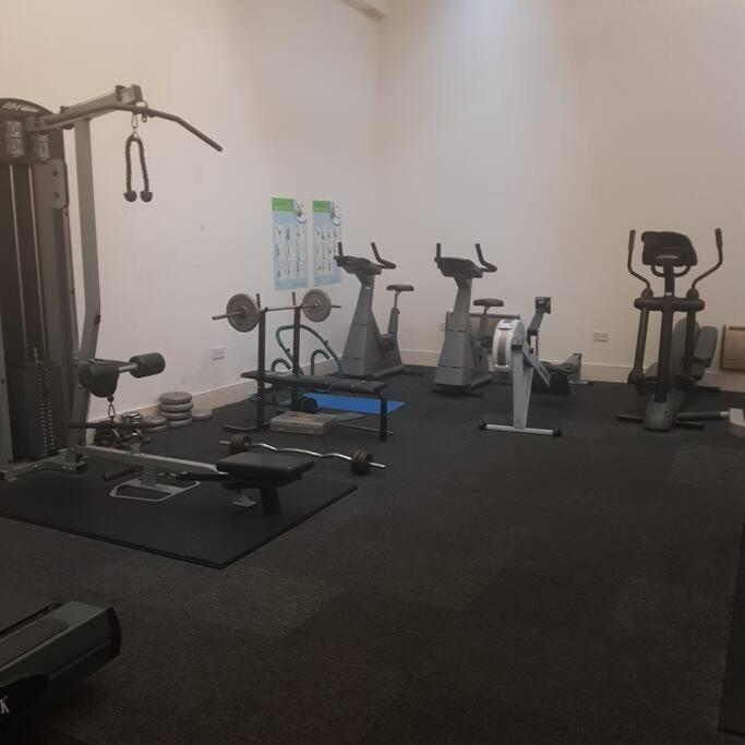 Lovely 1 Bedroom Apartment With Free Parking & Gym Kirkburton Exterior foto