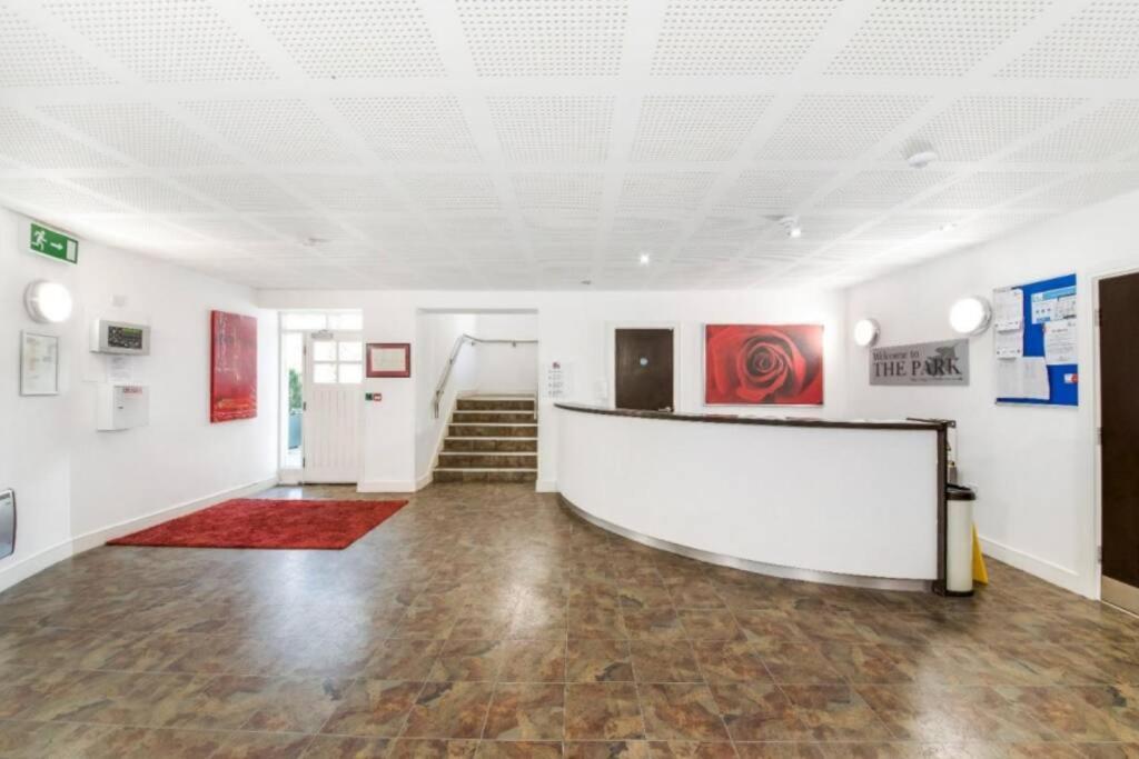 Lovely 1 Bedroom Apartment With Free Parking & Gym Kirkburton Exterior foto