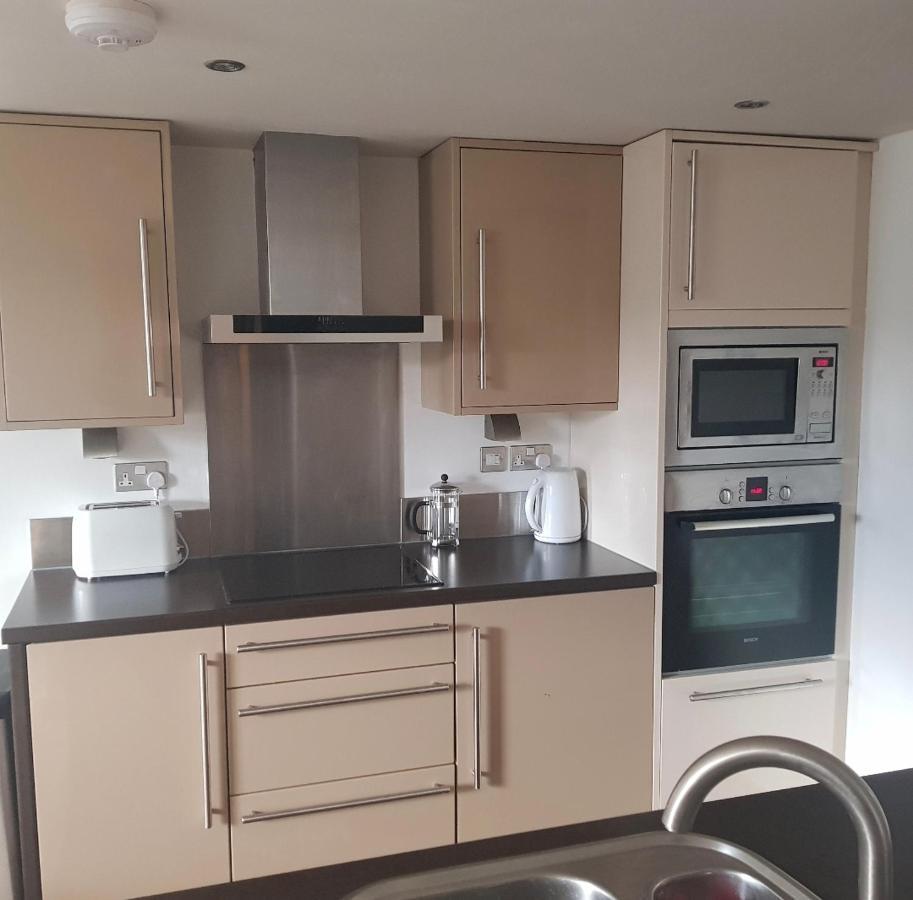 Lovely 1 Bedroom Apartment With Free Parking & Gym Kirkburton Exterior foto