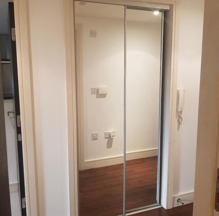 Lovely 1 Bedroom Apartment With Free Parking & Gym Kirkburton Exterior foto