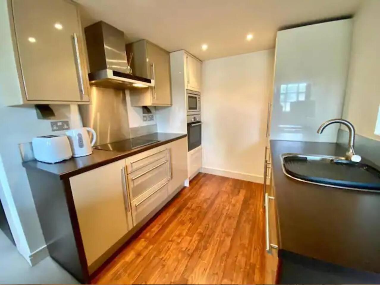 Lovely 1 Bedroom Apartment With Free Parking & Gym Kirkburton Exterior foto