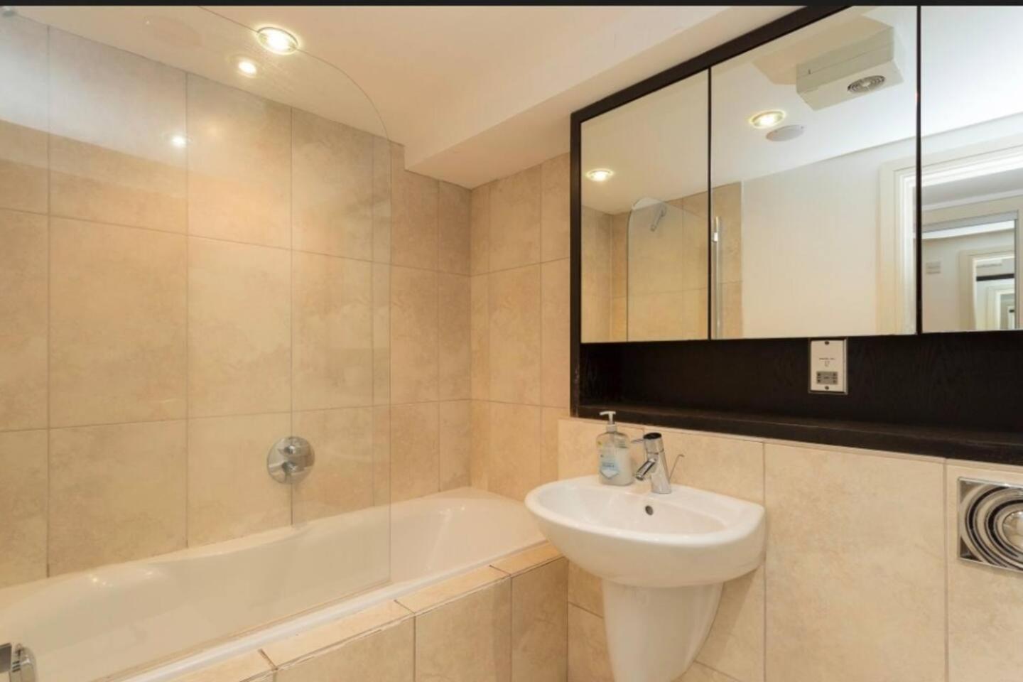 Lovely 1 Bedroom Apartment With Free Parking & Gym Kirkburton Exterior foto