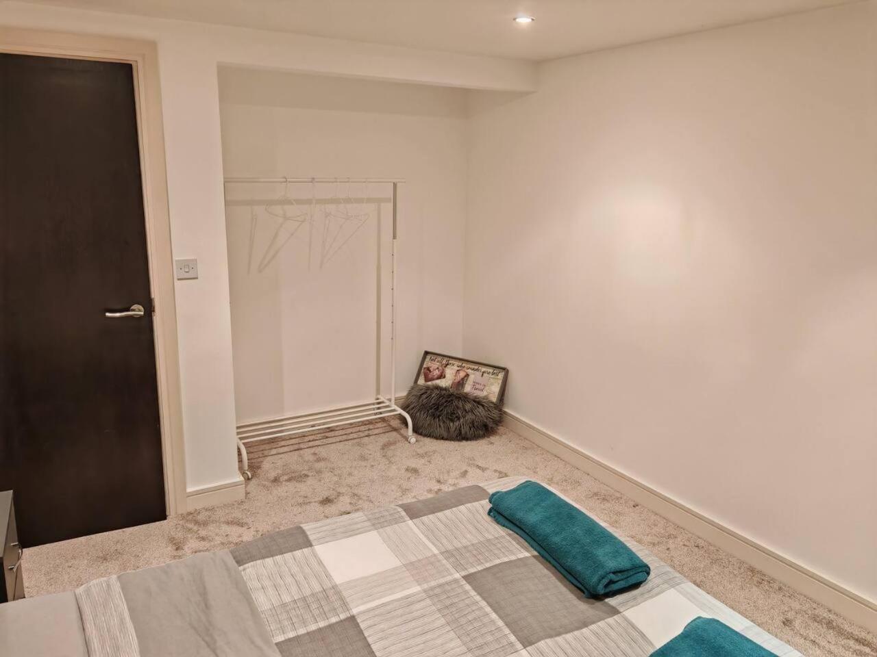 Lovely 1 Bedroom Apartment With Free Parking & Gym Kirkburton Exterior foto