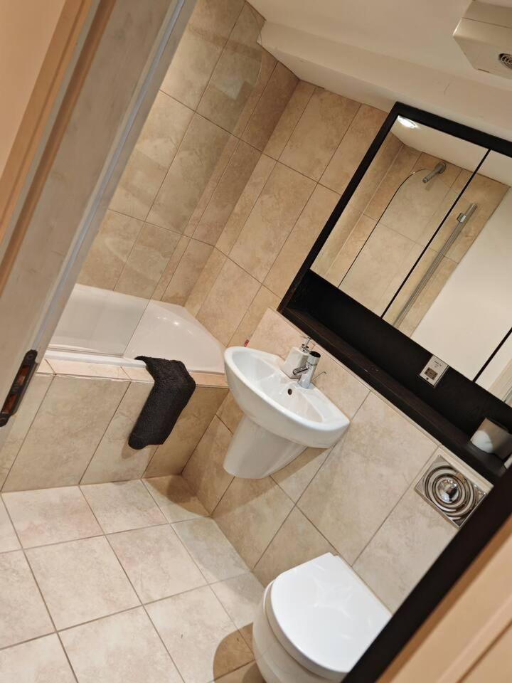 Lovely 1 Bedroom Apartment With Free Parking & Gym Kirkburton Exterior foto