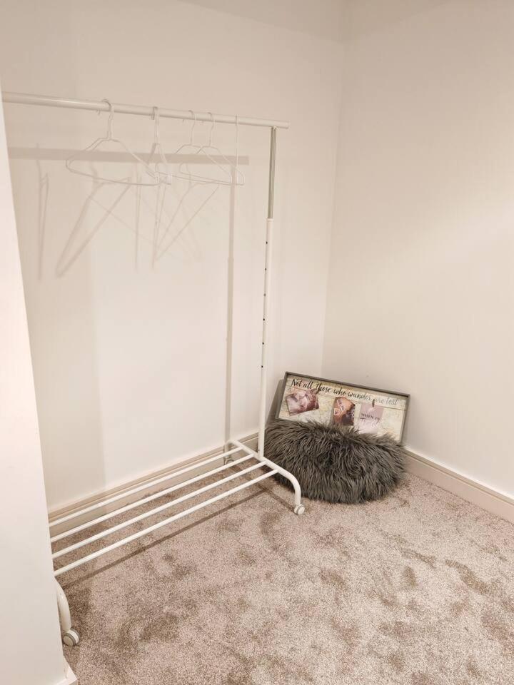 Lovely 1 Bedroom Apartment With Free Parking & Gym Kirkburton Exterior foto
