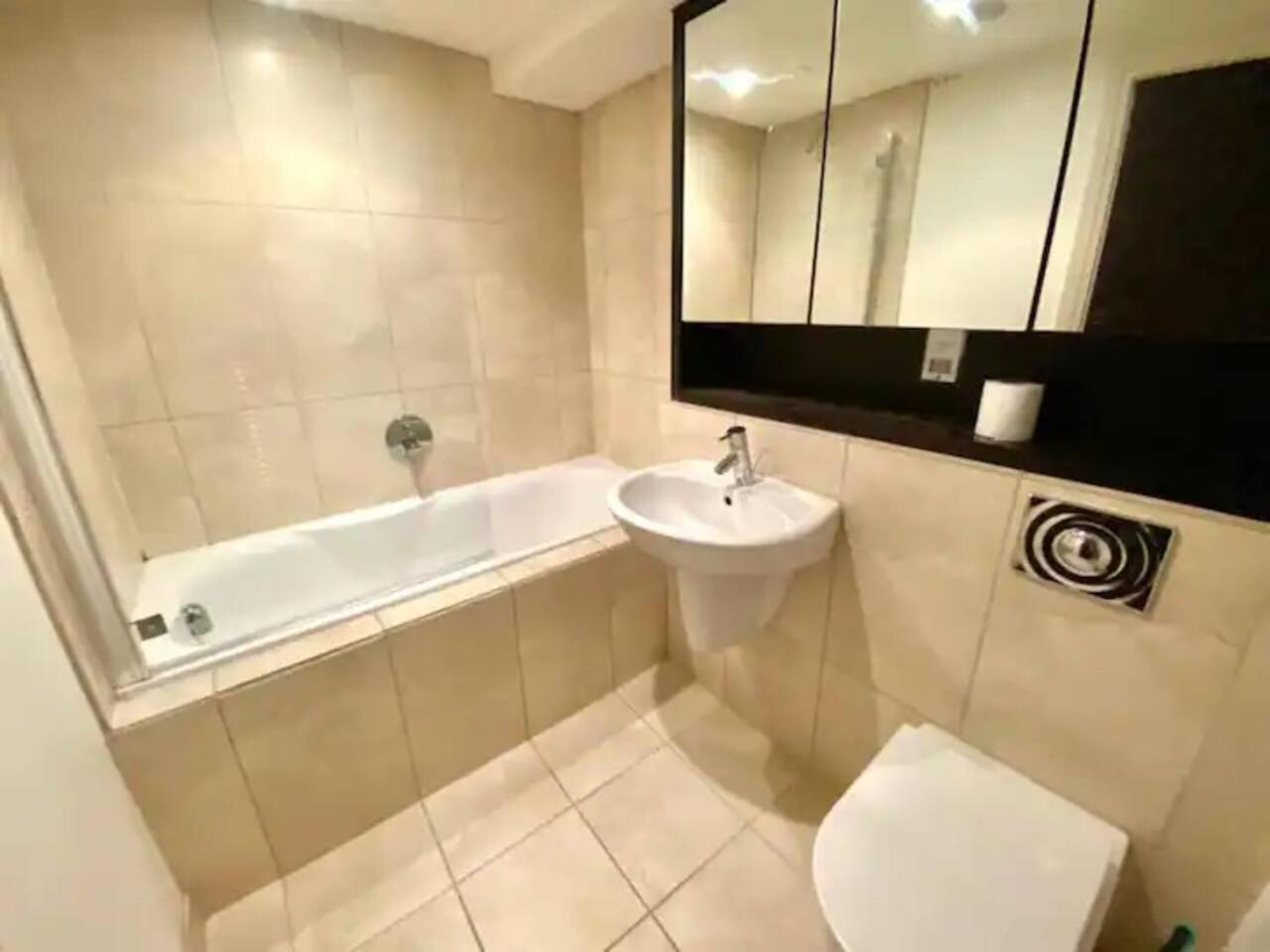 Lovely 1 Bedroom Apartment With Free Parking & Gym Kirkburton Exterior foto