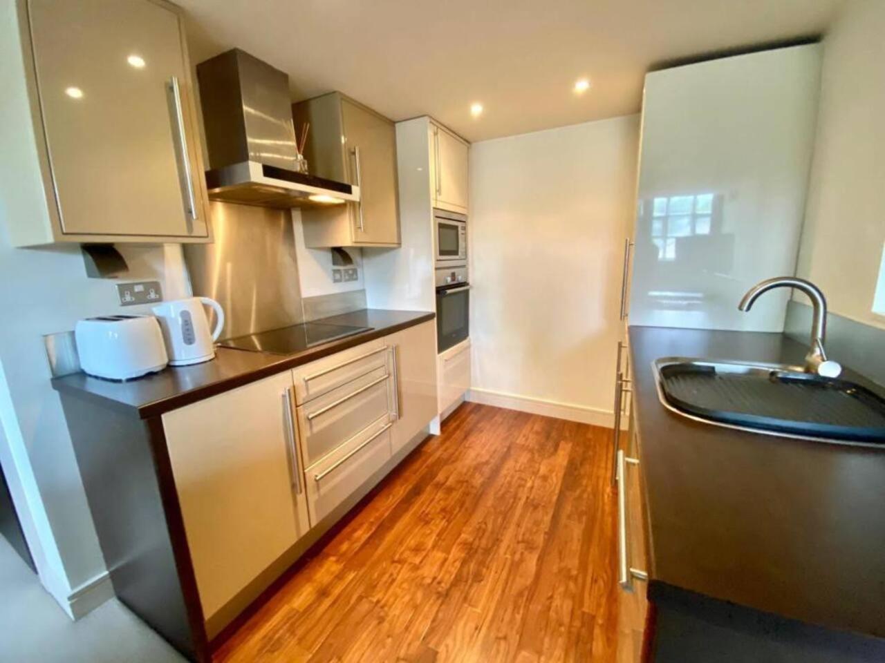 Lovely 1 Bedroom Apartment With Free Parking & Gym Kirkburton Exterior foto
