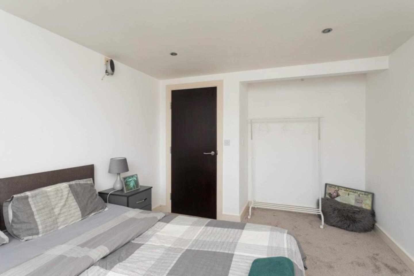 Lovely 1 Bedroom Apartment With Free Parking & Gym Kirkburton Exterior foto