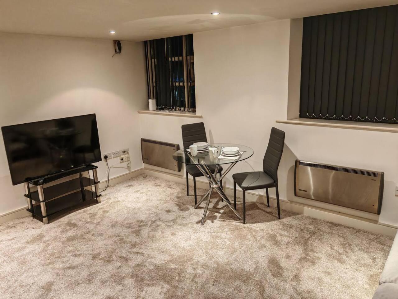 Lovely 1 Bedroom Apartment With Free Parking & Gym Kirkburton Exterior foto